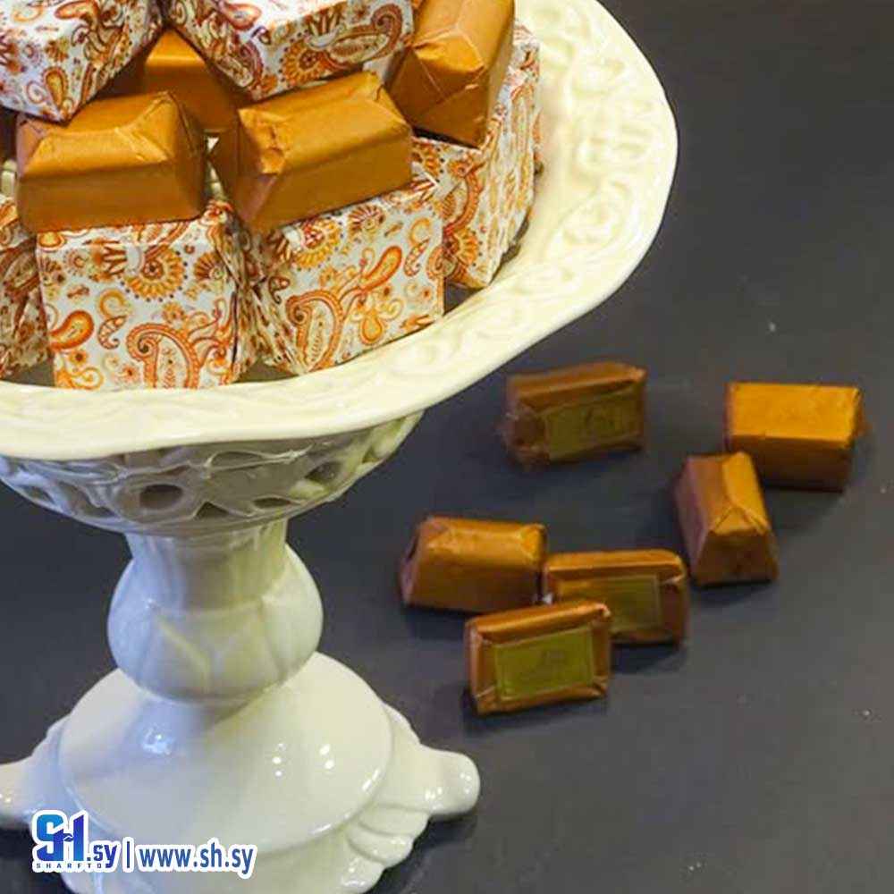 شوكولا الكاكو الداكنة مع حبات اللوز المحمص والعسل (سكر نبات)