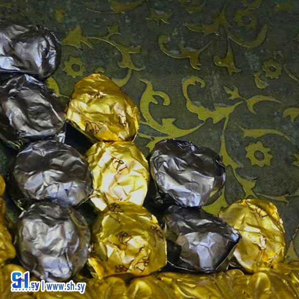 شوكولا مع حبات المكسرات المحمصة (سكر نبات)