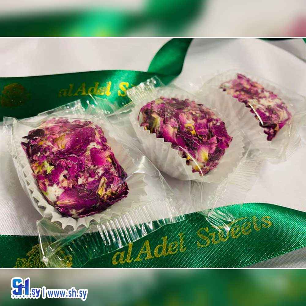 من وسلوى باللوز ومغطى بالورد (العدل كو)