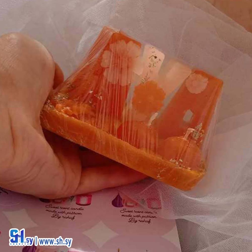 شمع اسم مع قاعده شمع برائحة الدوف (Sweet scent candle)
