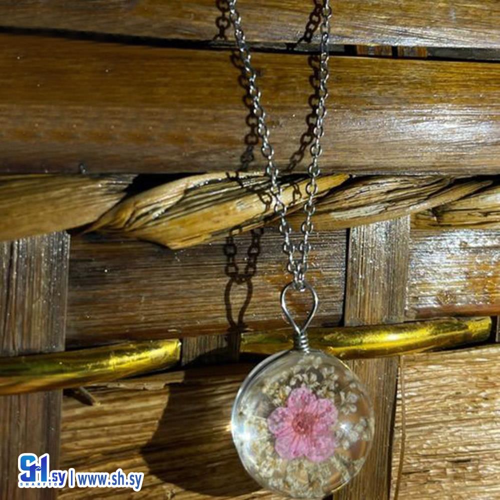 قلادة زهرة الزجاج (Moonstone Store)