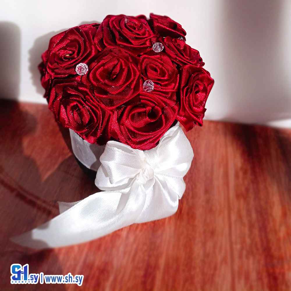 مزهرية ورد أحمر يدوي (Memo Gifts)