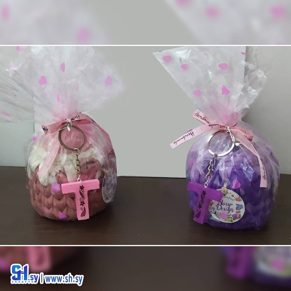 سله للاقلام مع ورده معطره شمع مع بورتكليه حرف ريزن (Nosy Design)