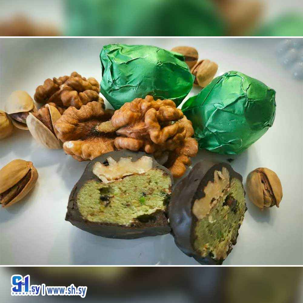 شوكولا زبدة الكاكو الداكنة مع عجينة الفستق الحلبي وحبات اللوز (سكر نبات)