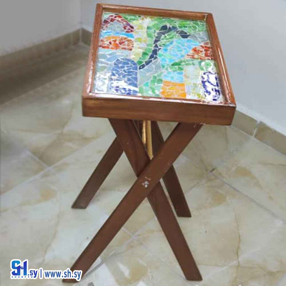 طاولة برسمة موزاييك زجاجي  (نجوى الشريف)