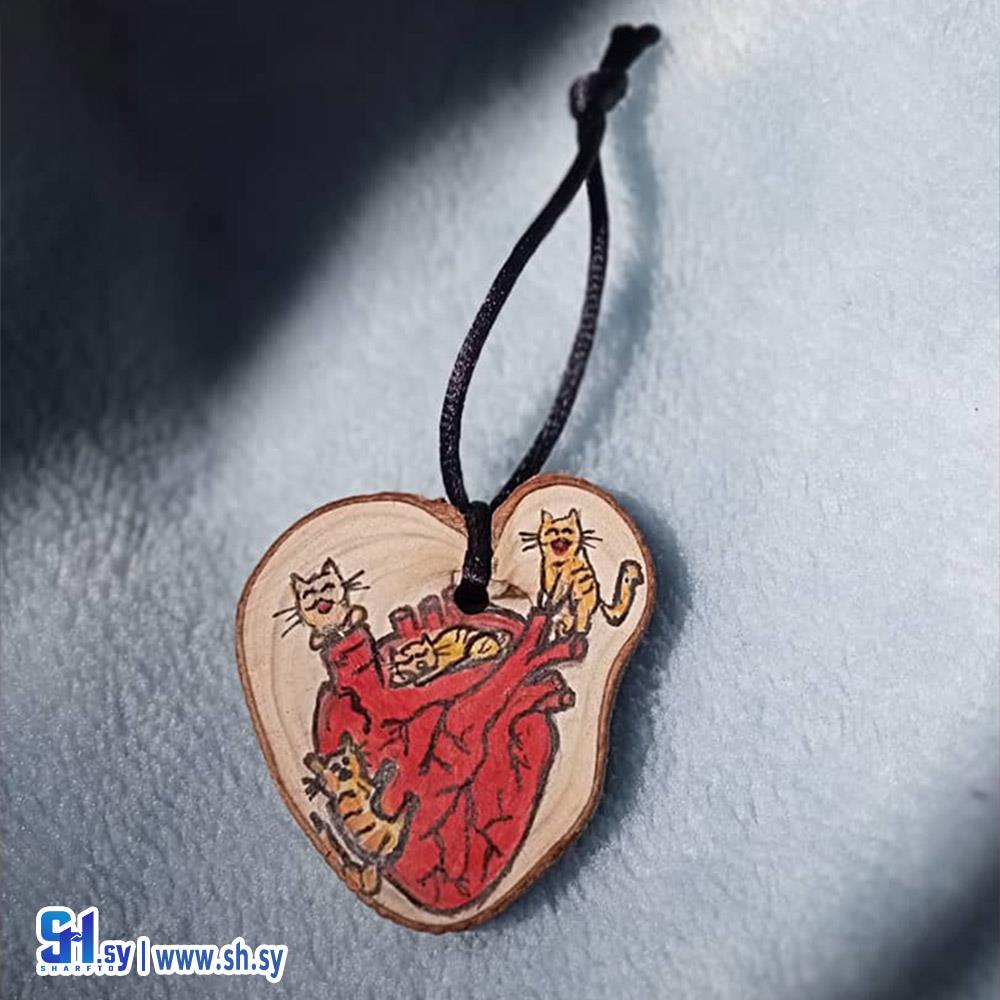 تعليقة خشبية شكل قلب (سين)