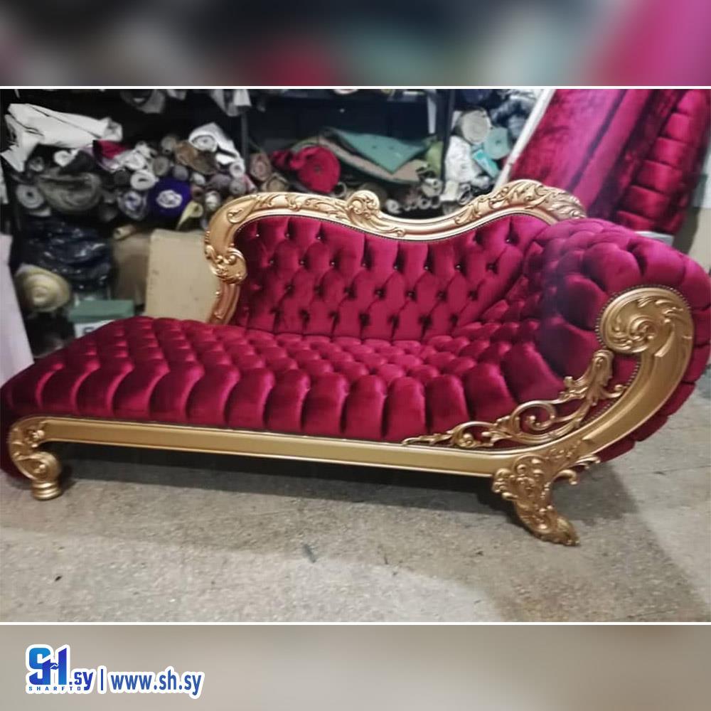 أريكة خشبية حمراء (مفروشات البيت الملكي)