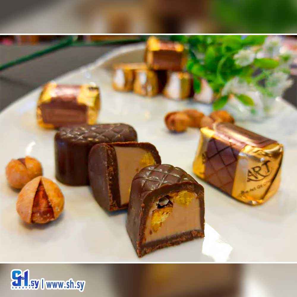 غورميه شوكولا الحليب مع كريمة الحليب وحبات الفستق الحلبي (سكر نبات)