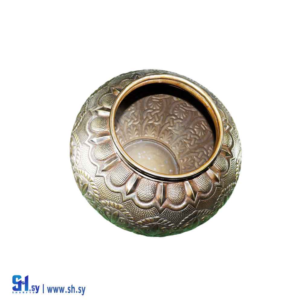 فازة نحاس منقوشة يدويا (حاضنة دمر المركزية للفنون الحرفية)