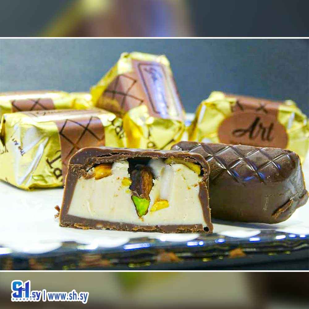 شوكولا الحليب بحشوة البندق مع الفستق الحلبي (سكر نبات)