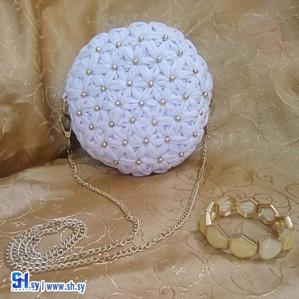 حقيبة حفلات نسائية كروشيه مع لولو ناعم (الأمل للأعمال اليدوية)