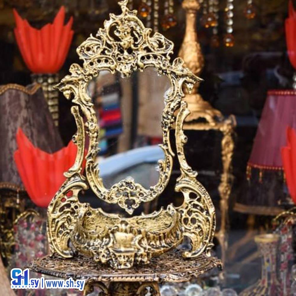 مراية ملكية مع رف (مصدر للهدايا)