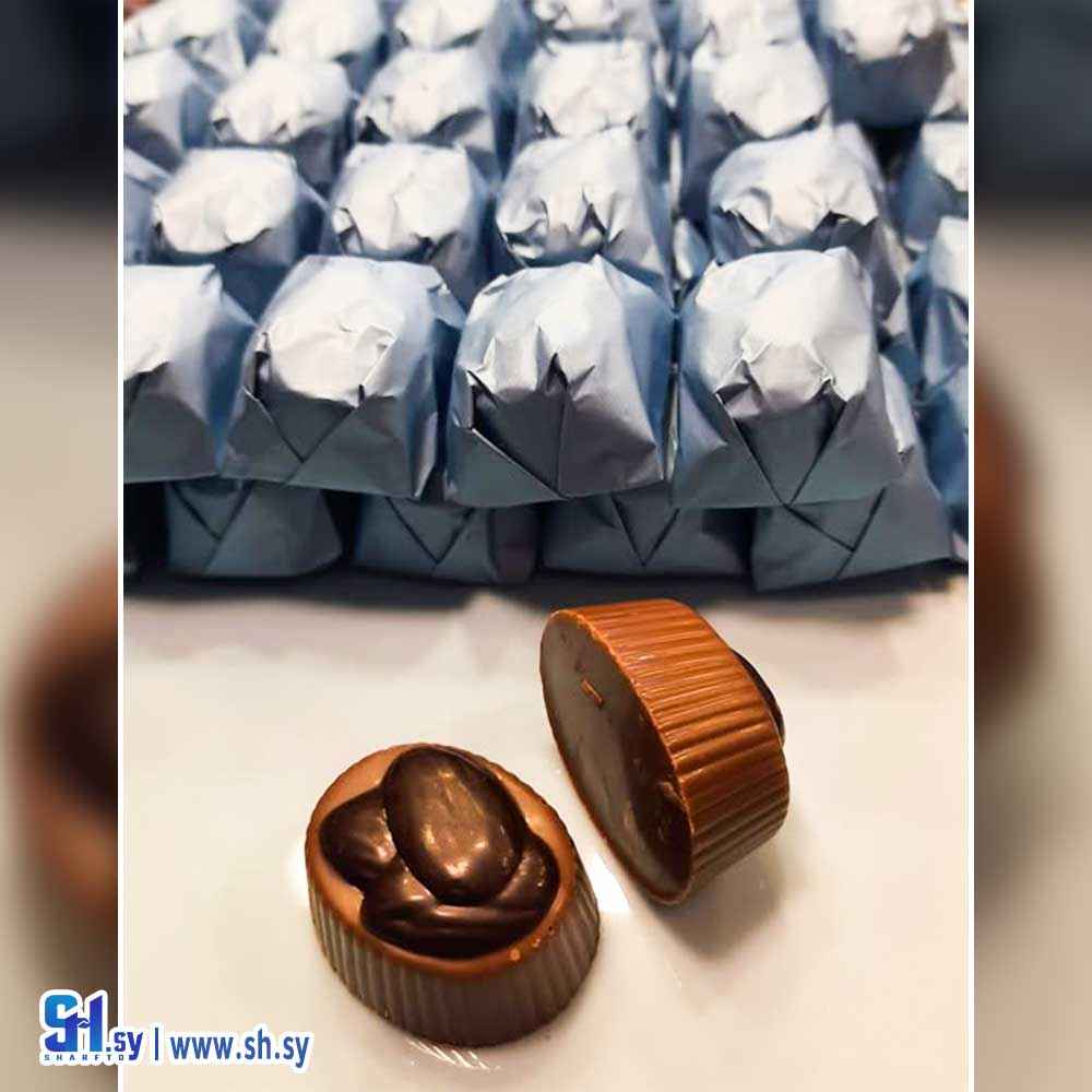 شوكولا شقراء مع حبة لوز وكريمة اللوز (سكر نبات)