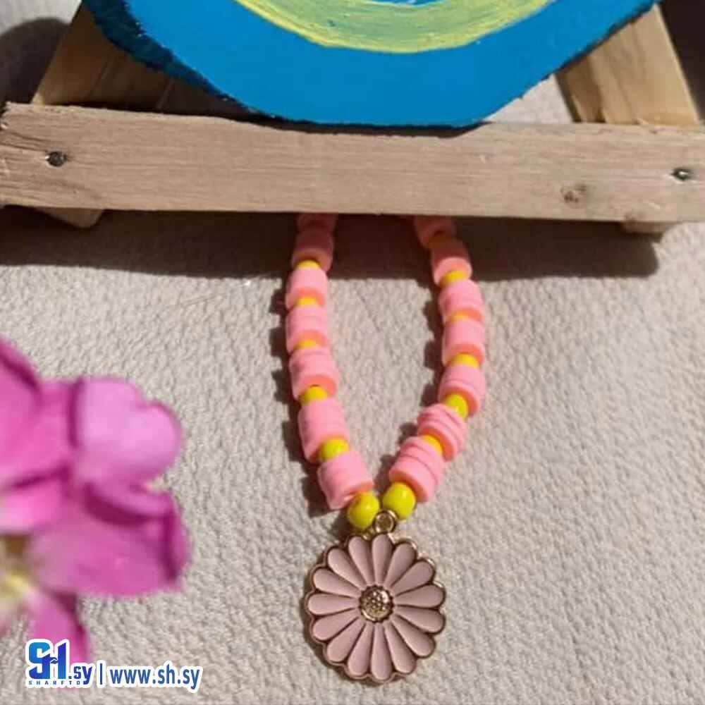 قلادة من الخرز التشيكي مع حبات المارشملو وزهرة عباد الشمس (Mayar hand made)