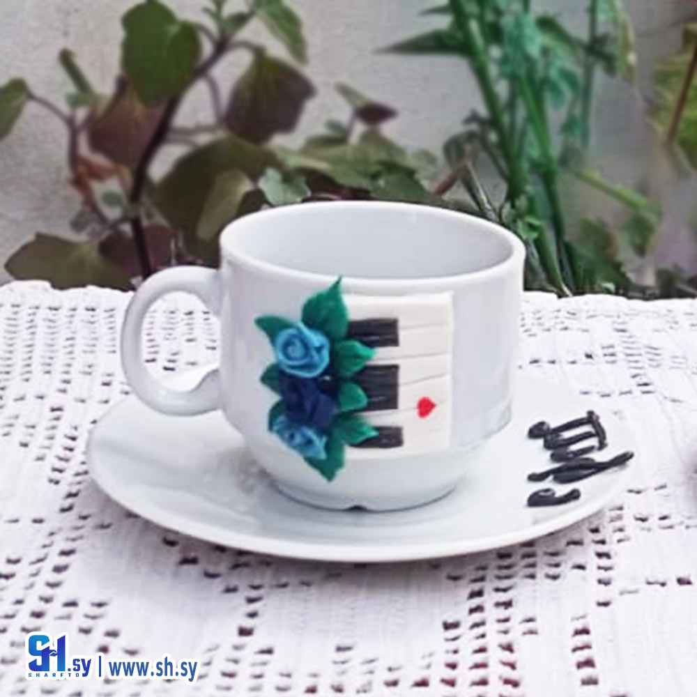 فنجان قهوة برسمة بيانو (سين)