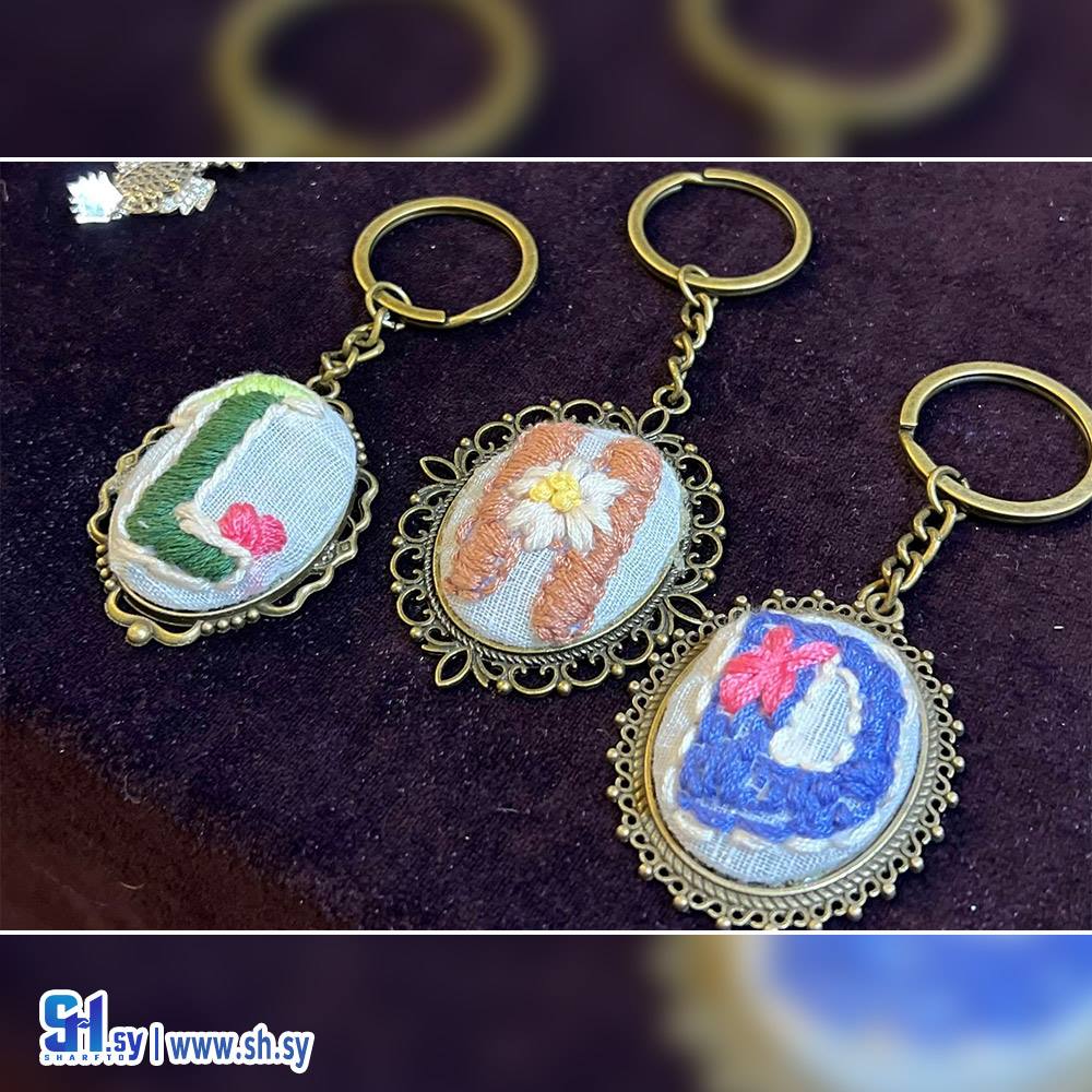 سلسة مفاتيح مطرزة بالأحرف (فلوتورا)
