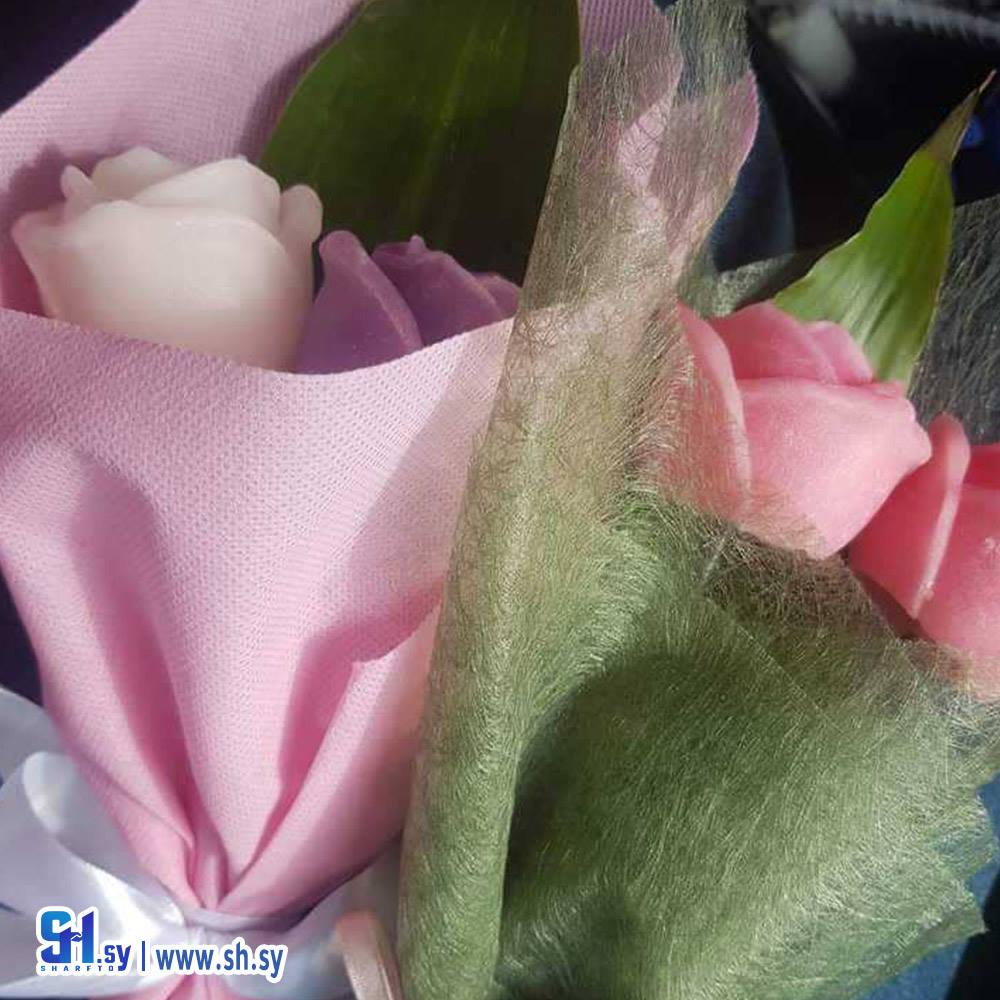 بوكيه ورد شمع برائحه المسك والفريز  (Sweet scent candle )