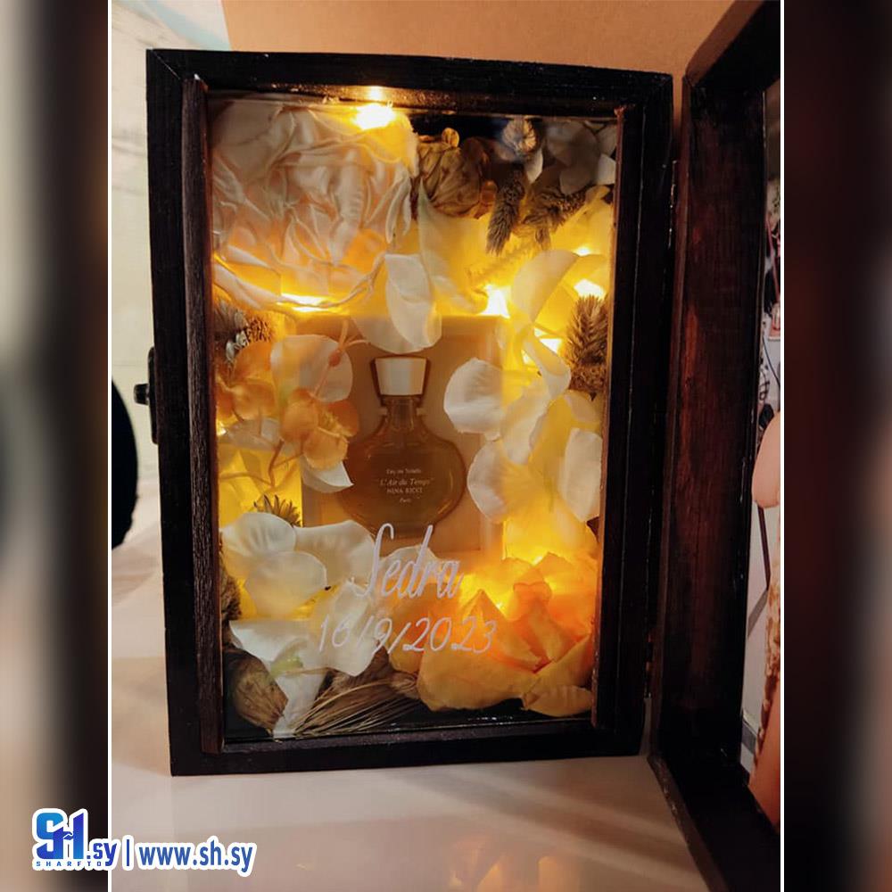 صندوق خشب لحفظ الورد مع صورة (Raghad handmade)