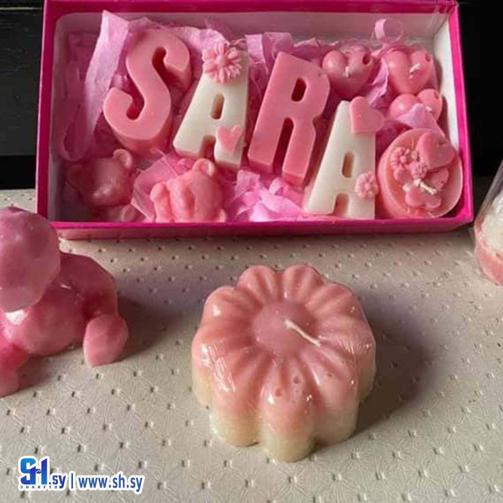 شمعة الاسم بالألوان والروائح (Sweet scent candle)