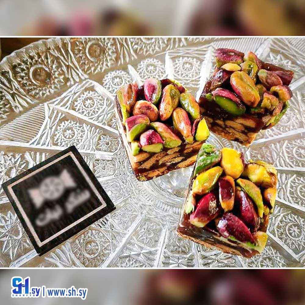 عجينة التمر مع البسكويت والفستق الحلبي الاخضر (سكر نبات)