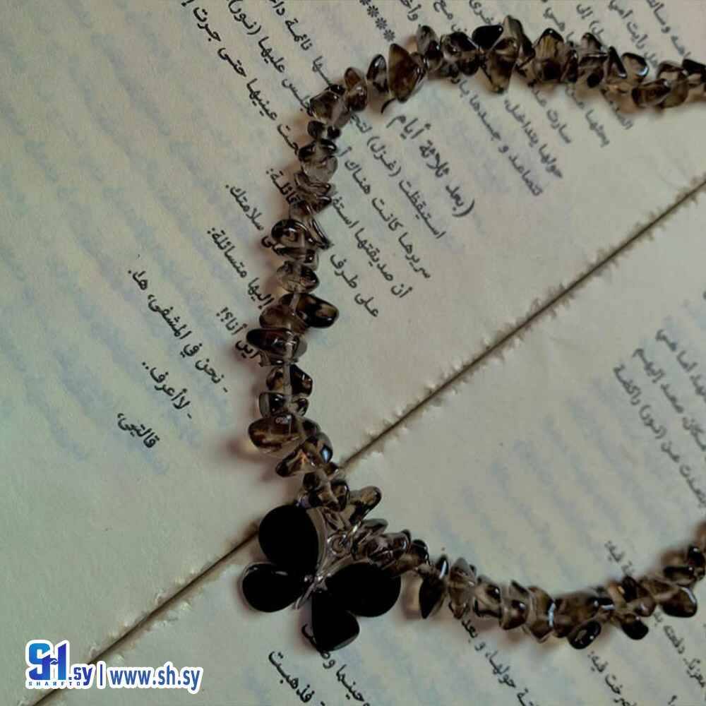 قلادة من الاحجار الكريمة مع فراشة سوداء (Mayar hand made)