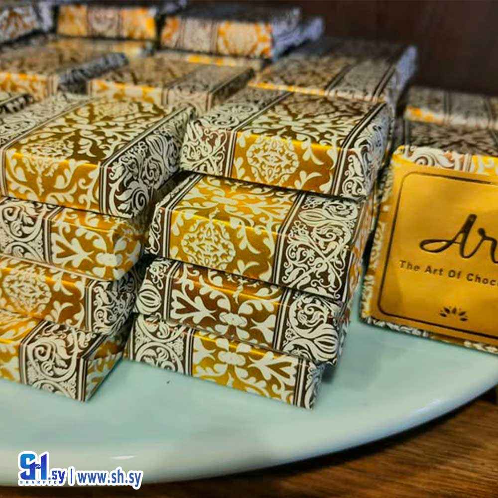 شوكولا زبدة الكاكو الداكنة مع بندق محمص (سكر نبات)